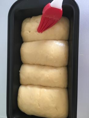 再放入烤箱30-40分钟发酵大约模具高度取出刷上蛋液