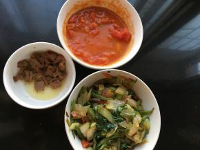 西红柿切丁小火炒成糊状，牛肉，青菜加胡萝卜放调料炒熟备用