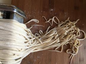 面粉加温水调开加入少许碱，面团揉好压平放入压面机压成条状