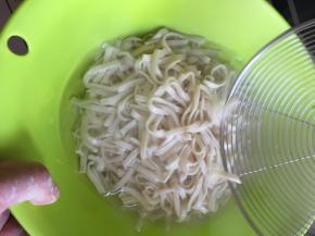 切成段，倒进开水中烫熟后捞入凉水中冷却1分钟