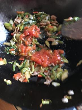 油锅热将准备好的菜翻炒均匀