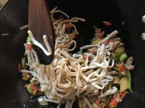 倒入沥好的面翻炒5分钟