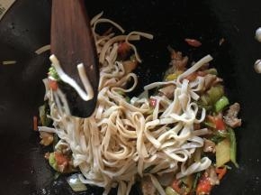 倒入沥好的面翻炒5分钟