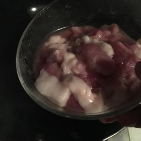 猪肉切成薄片，加水淀粉嫩滑