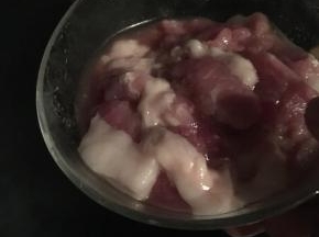 猪肉切成薄片，加水淀粉嫩滑