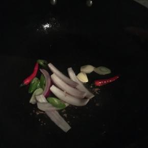 起锅热油，先加入葱蒜等爆香