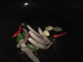 起锅热油，先加入葱蒜等爆香
