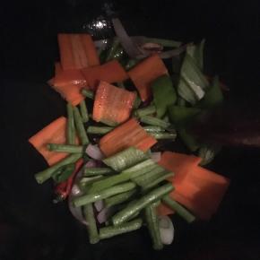 所有蔬菜倒入锅中翻炒，