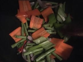 所有蔬菜倒入锅中翻炒，