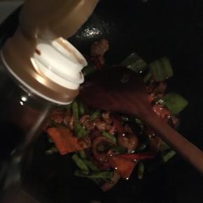 蔬菜半熟后倒入肉片，再加入老抽上色、生抽调味