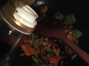 蔬菜半熟后倒入肉片，再加入老抽上色、生抽调味