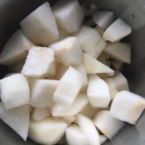 梨子和莲藕都削皮切片