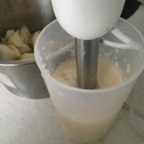 用搅拌器或料理机把梨片和藕片榨成汁