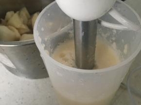 用搅拌器或料理机把梨片和藕片榨成汁