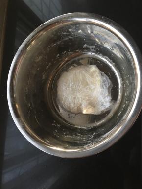 温水加入和面保鲜膜包起来醒20分钟