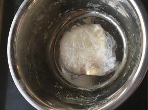 温水加入和面保鲜膜包起来醒20分钟