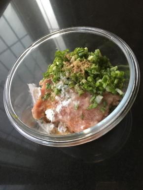 肉和葱剁碎加入五香粉，食用油，糖，料酒