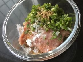 肉和葱剁碎加入五香粉，食用油，糖，料酒