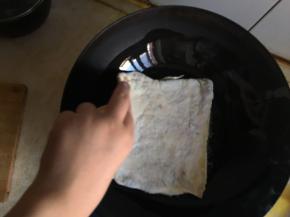 肉饼擀开，下油锅煎