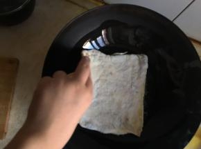 肉饼擀开，下油锅煎