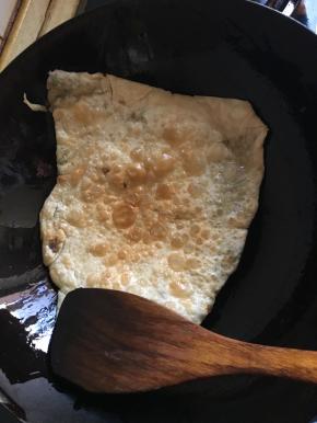 开小火煎成金黄色翻面