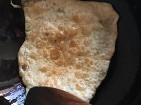开小火煎成金黄色翻面