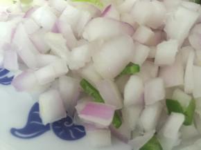 准备大米，洗干净，放入电饭煲，蒸熟，准备大米饭一碗
将洋葱切丁