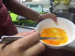 将鸡蛋打散，加少量盐和料酒