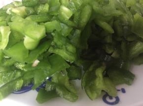 将青椒切丁
