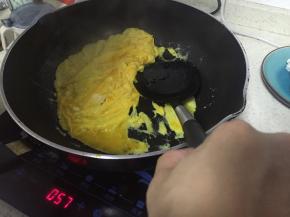 依次锅中倒入少量橄榄油，加入蛋液，翻炒成固体状，拿出