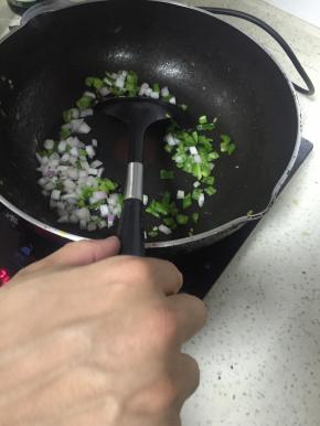 放入洋葱，快速翻炒，