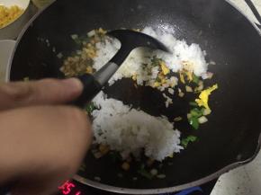 加入白米饭，快速翻炒，依次加入鲜酱油、少量盐