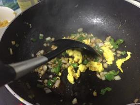 加入少量水，水滚后加入炒好的鸡蛋炒匀、捣碎