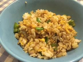 最后饭要粒粒分开，酱油搅拌均匀，即可出锅