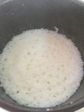 准备大米，洗干净，放入电饭煲，蒸熟