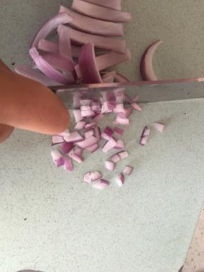 将洋葱洗干净切碎，成丁