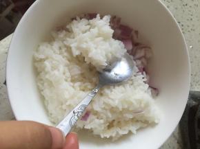 将烧好的米饭拌入