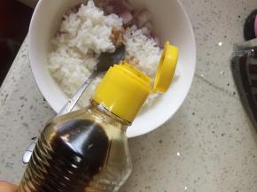 依次倒入少量橄榄油，鲜酱油、醋和少许盐