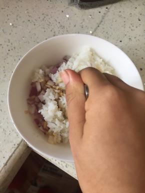 将米饭和调料拌匀