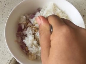 将米饭和调料拌匀