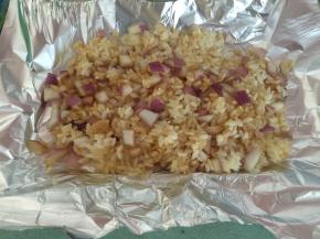 .在烤盘上铺上锡纸，将饭放入锡纸中，然后包起来