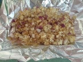 .在烤盘上铺上锡纸，将饭放入锡纸中，然后包起来