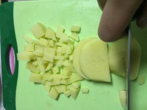 将土豆去皮，洗净，切成小丁
