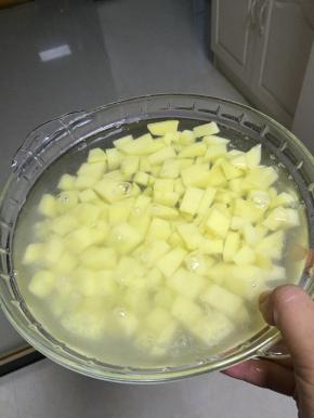 将切成丁的土豆用水冲洗干净，去除淀粉，
