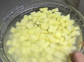 将切成丁的土豆用水冲洗干净，去除淀粉，