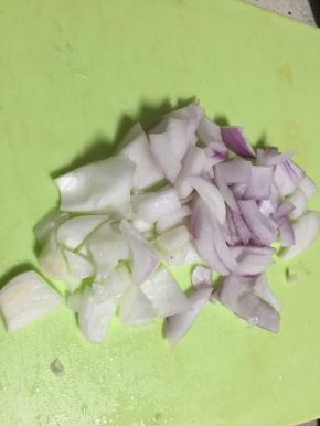 拿出洋葱，去皮，洗净，切成小块