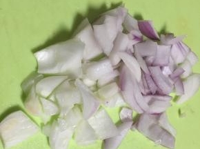 拿出洋葱，去皮，洗净，切成小块