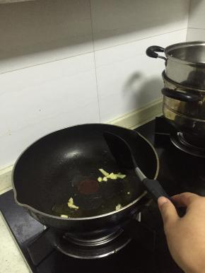 锅里烧热，倒入橄榄油，放入葱姜蒜爆香