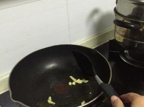 锅里烧热，倒入橄榄油，放入葱姜蒜爆香