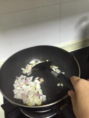 加入洋葱，炒2-3分钟，使它变软